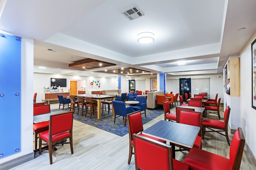 holiday inn express and suites tulsa s broken arro