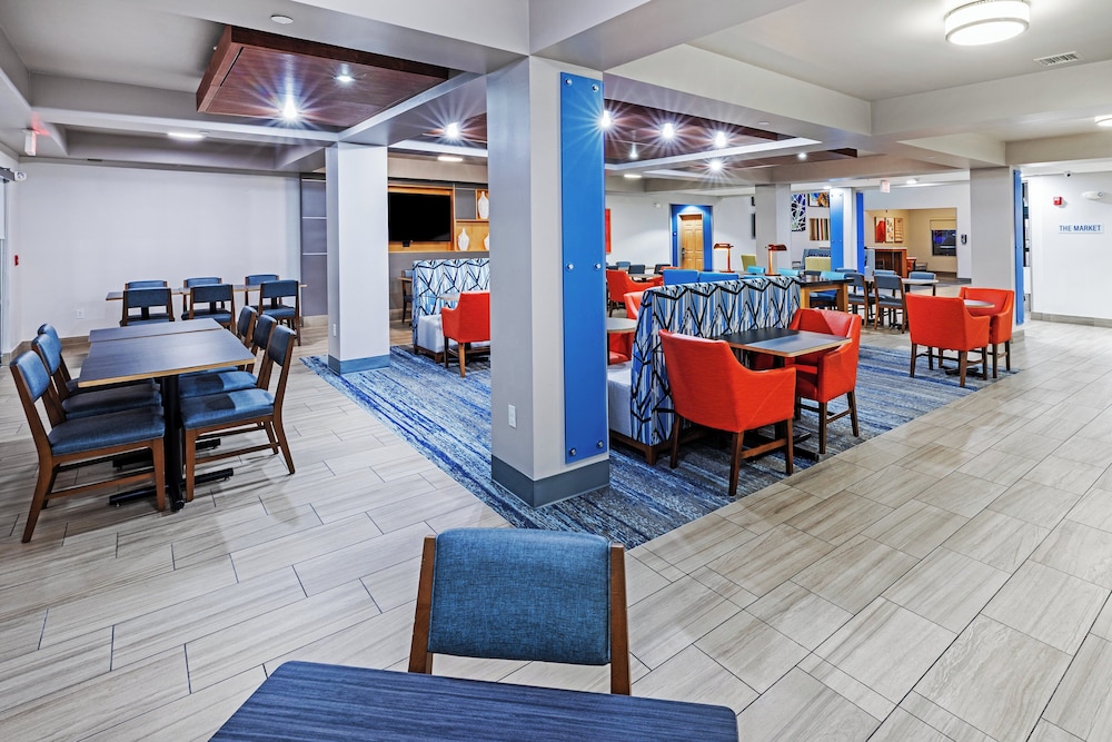 holiday inn express and suites tulsa s broken arro