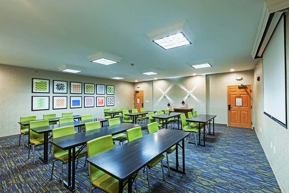 holiday inn express and suites tulsa s broken arro