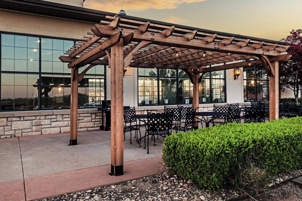 holiday inn express and suites tulsa s broken arro