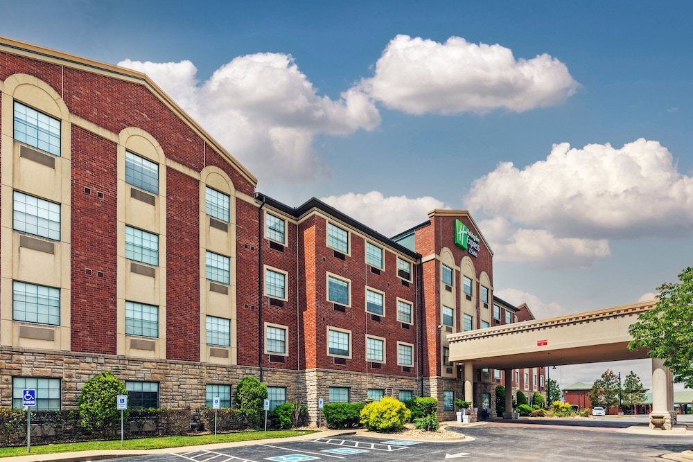 holiday inn express and suites tulsa s broken arro