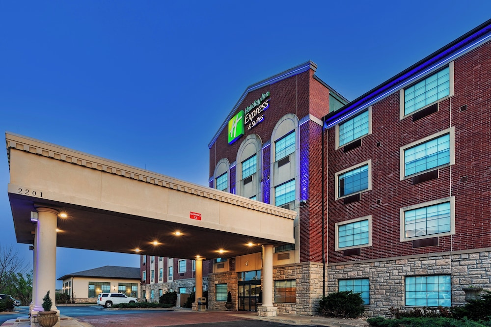 holiday inn express and suites tulsa s broken arro