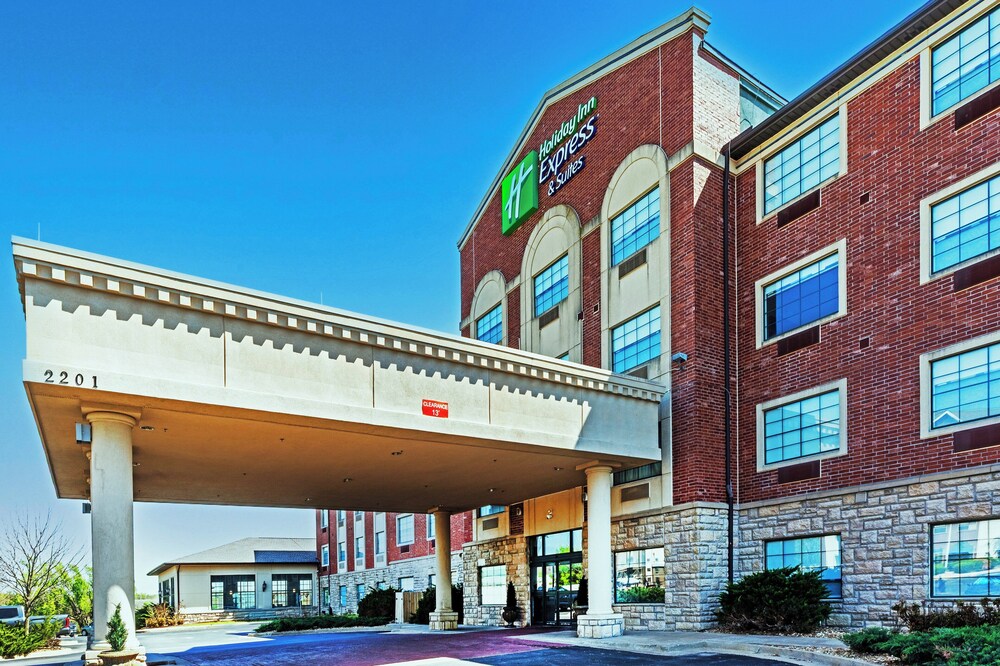 holiday inn express and suites tulsa s broken arro