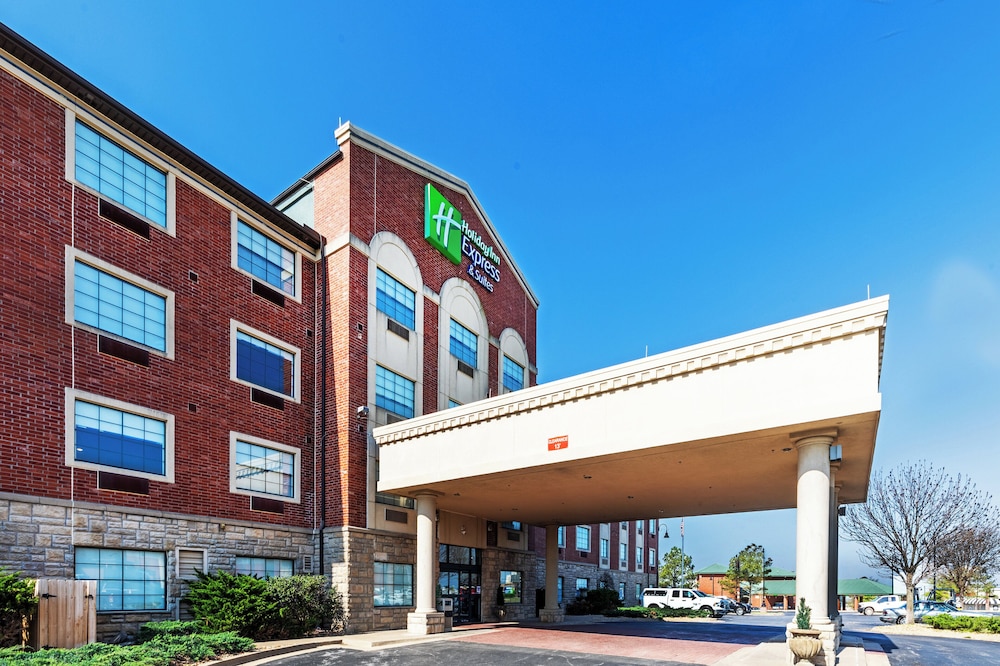 holiday inn express and suites tulsa s broken arro