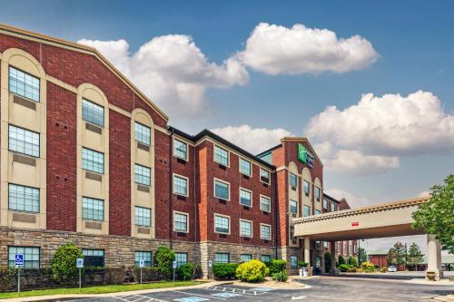 holiday inn express and suites tulsa s broken arro