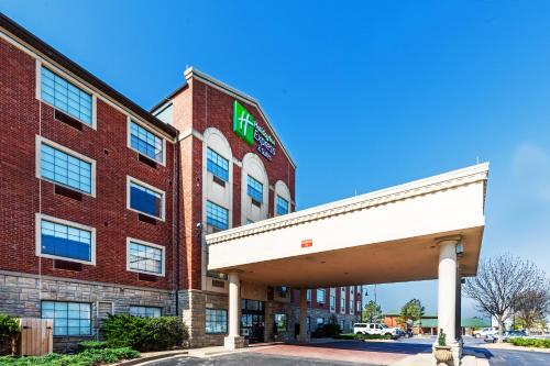 holiday inn express and suites tulsa s broken arro