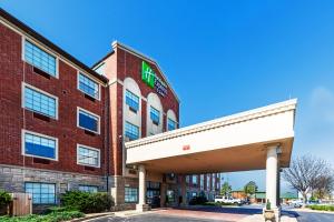 holiday inn express and suites tulsa s broken arro