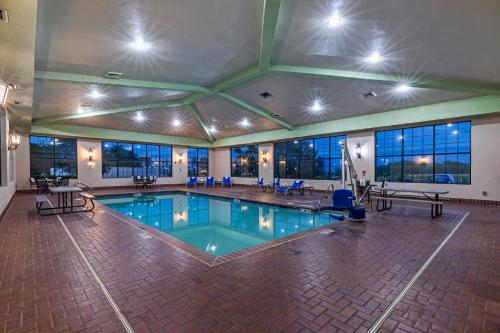 holiday inn express and suites tulsa s broken arro