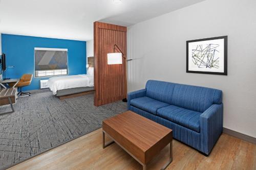 holiday inn express and suites tulsa s broken arro