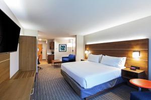 holiday inn express and suites tulsa s broken arro