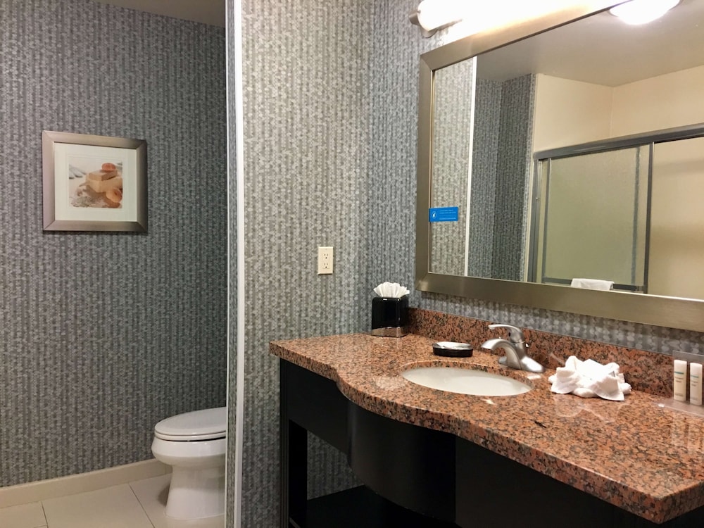 hampton inn and suites tulsa central