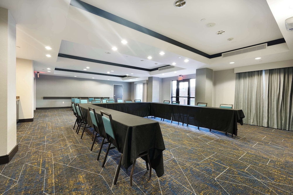 hampton inn and suites tulsa central