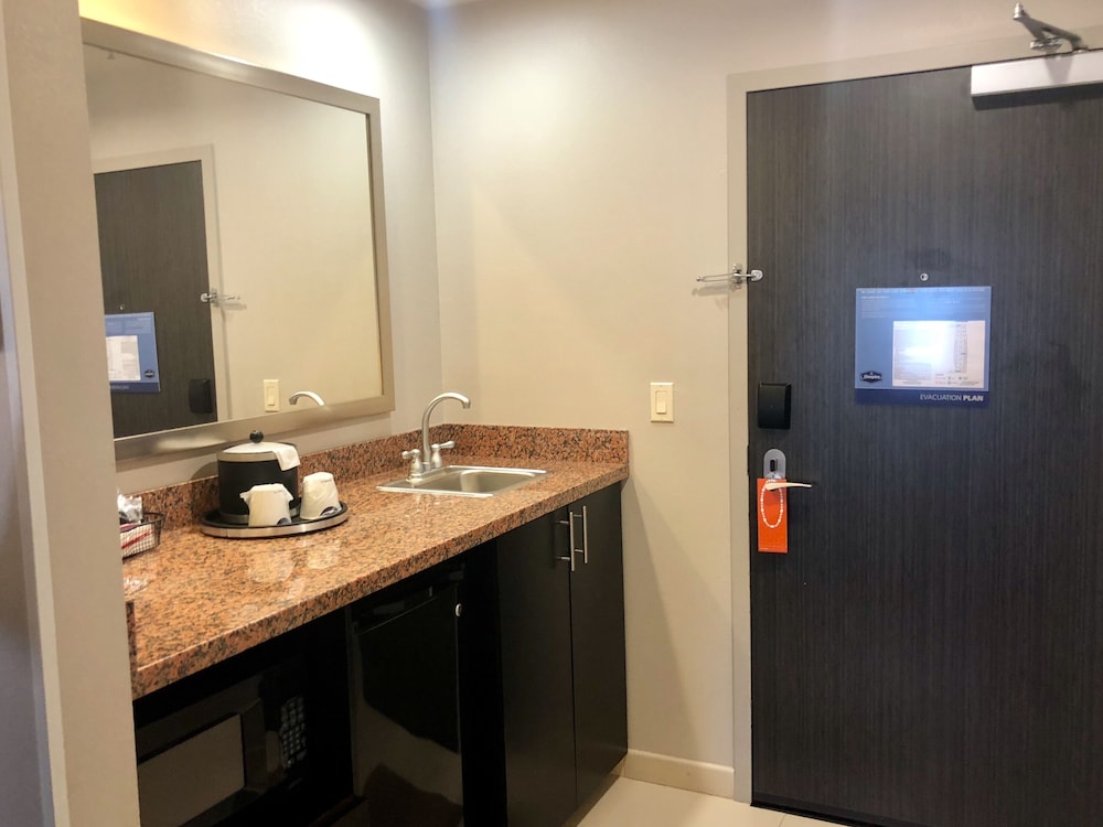 hampton inn and suites tulsa central