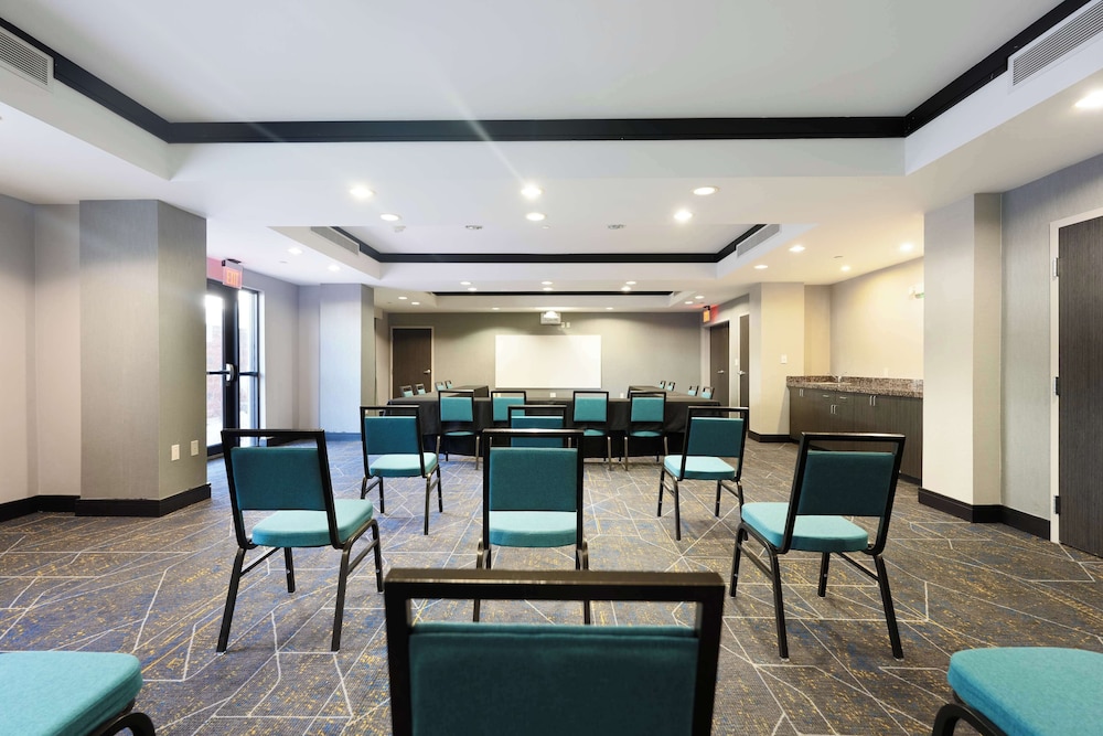 hampton inn and suites tulsa central