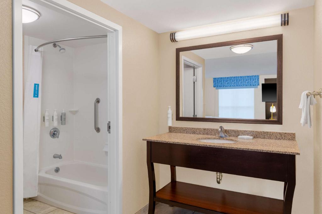 hampton inn and suites madison downtown