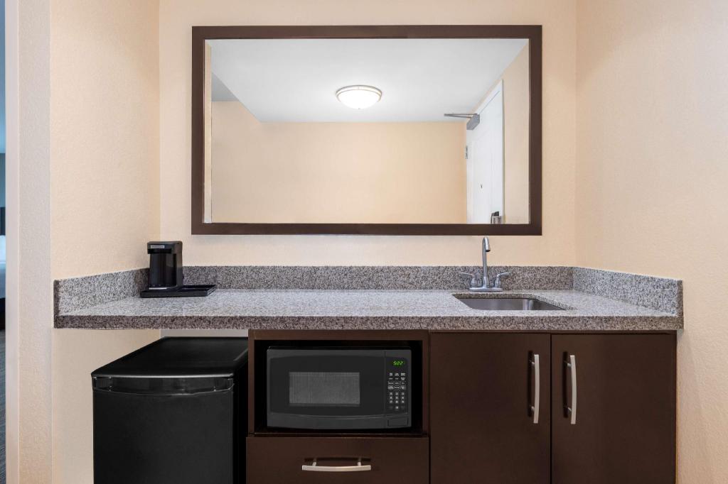 hampton inn and suites madison downtown
