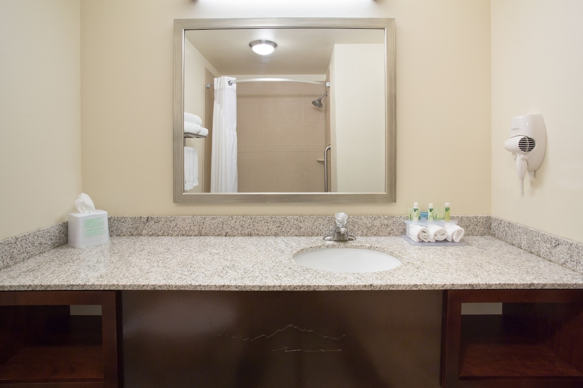 holiday inn express and suites glendive by ihg