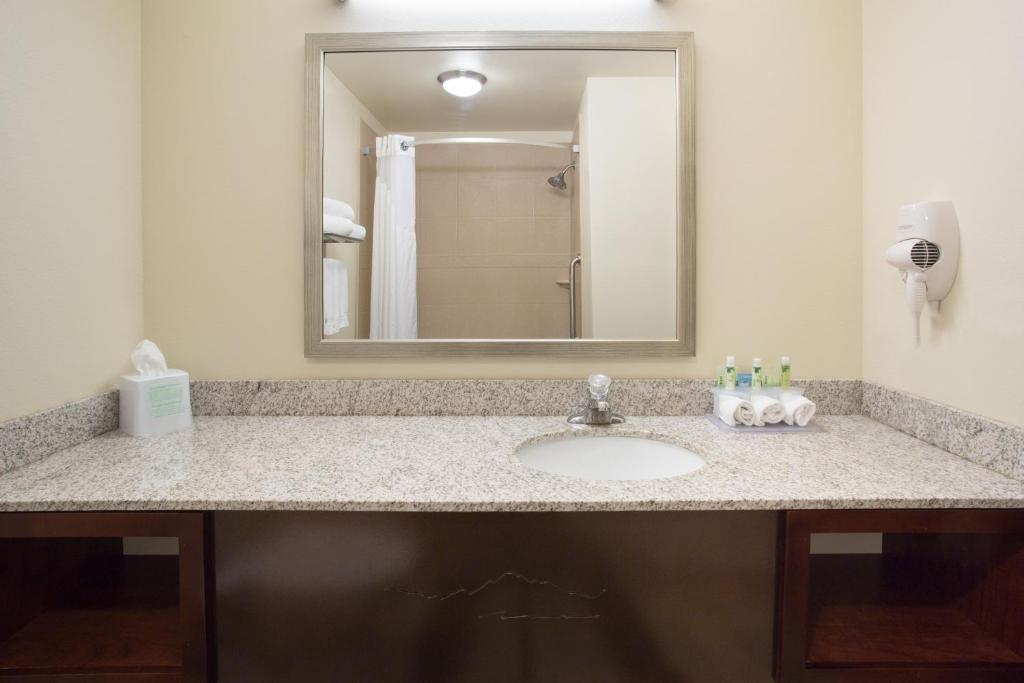 holiday inn express and suites glendive by ihg