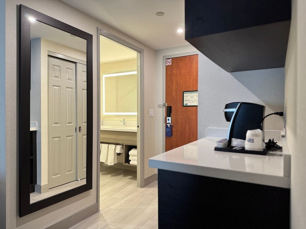 holiday inn express and suites brampton by ihg