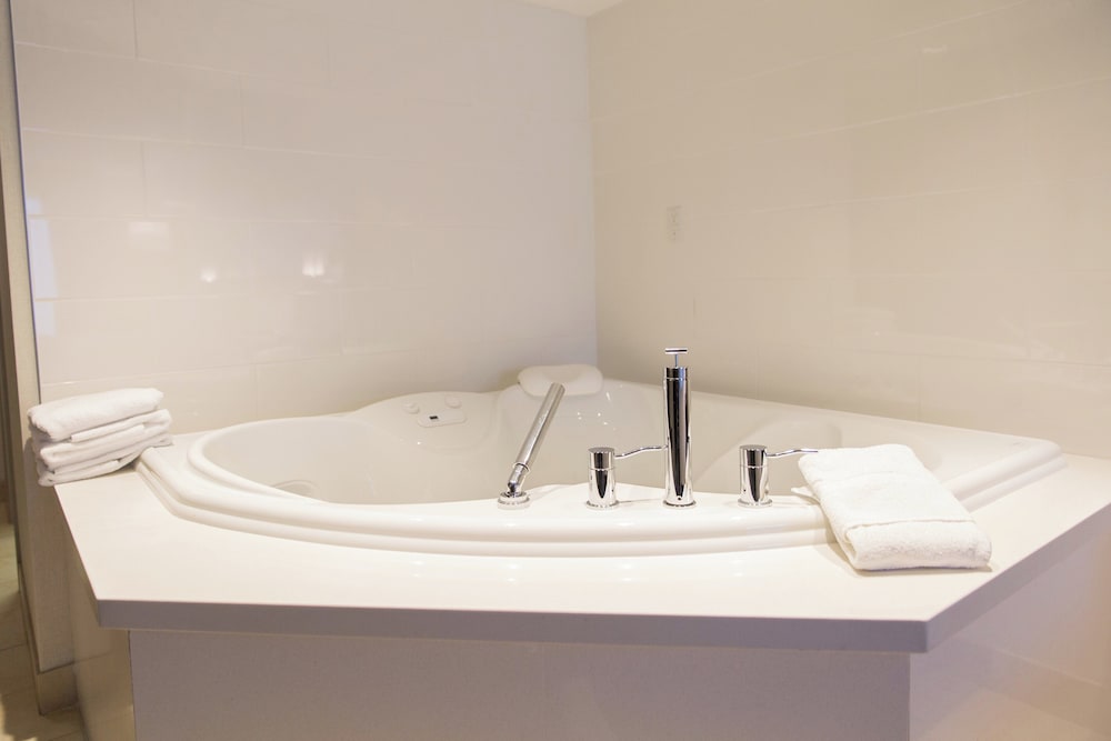 holiday inn express and suites brampton by ihg