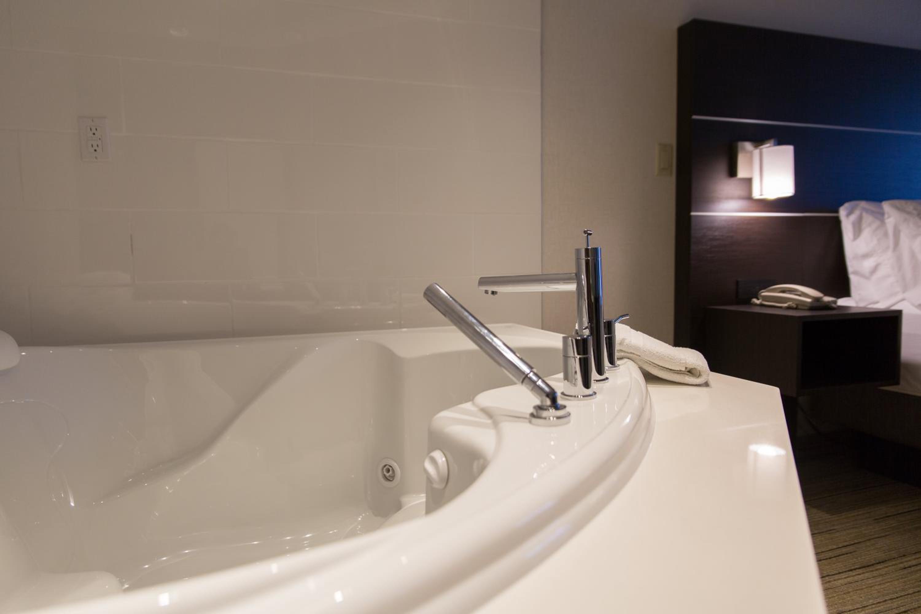 holiday inn express and suites brampton by ihg