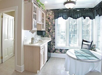 bird in hand village inn and suites