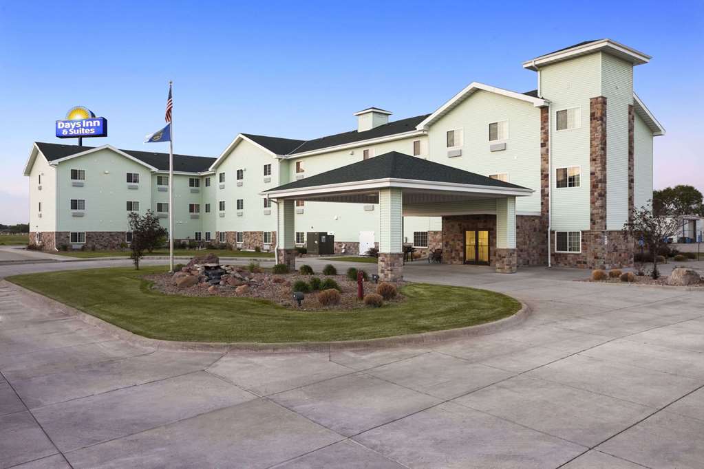 days inn and suites by wyndham columbus ne