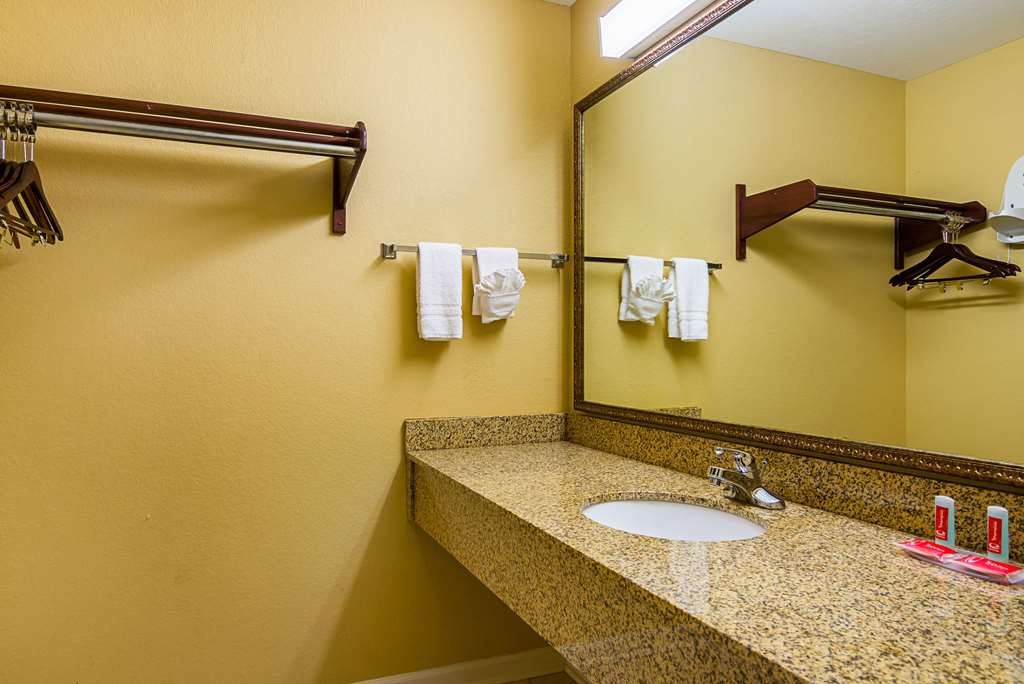 econo lodge inn and suites bryant