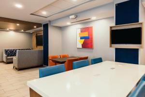 holiday inn express and suites urbandale by ihg