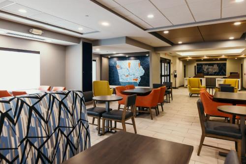 holiday inn express and suites urbandale by ihg