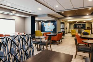 holiday inn express and suites urbandale by ihg