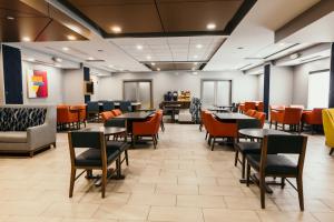 holiday inn express and suites urbandale by ihg
