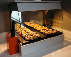 holiday inn express and suites urbandale by ihg