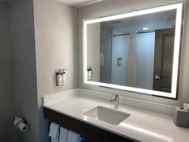 holiday inn express and suites albany airport area latham