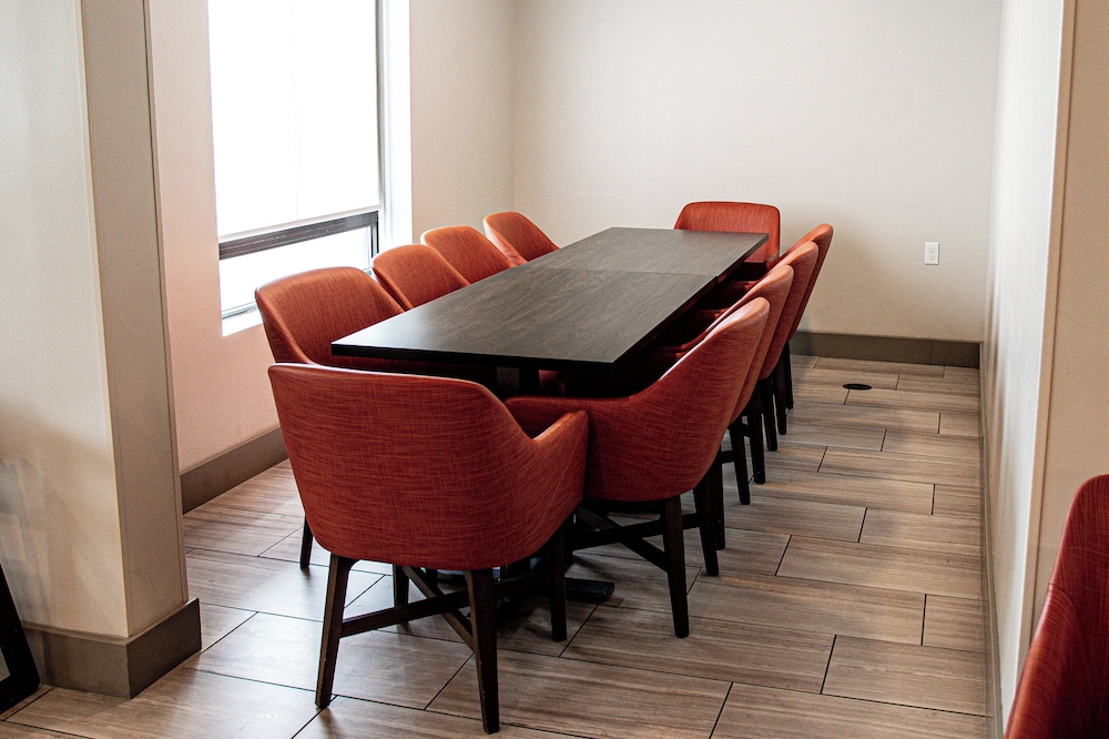 holiday inn express and suites albany airport area latham