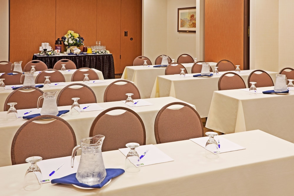 holiday inn express and suites albany airport area latham