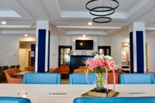 holiday inn express and suites albany airport area latham