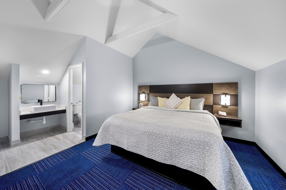 admiralty inn and suites a red collection hotel