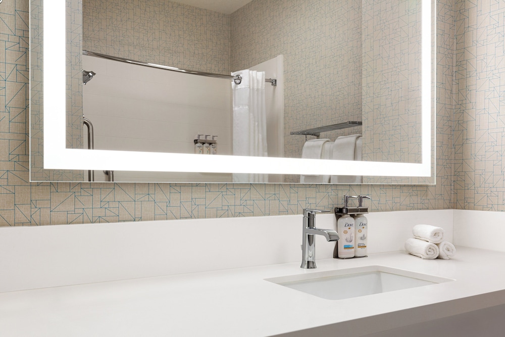 holiday inn express and suites bakersfield central by ihg