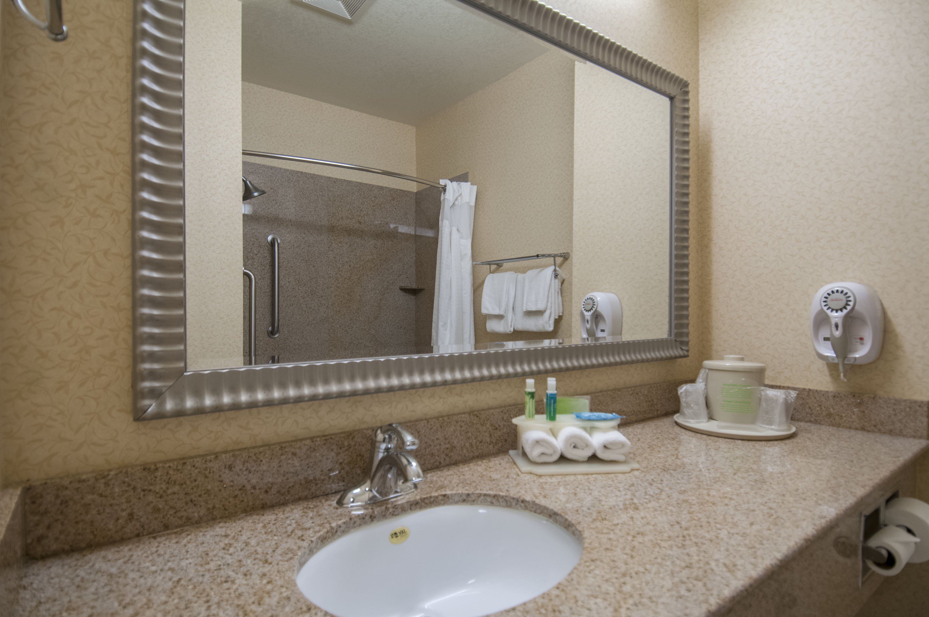 holiday inn express and suites bakersfield central by ihg