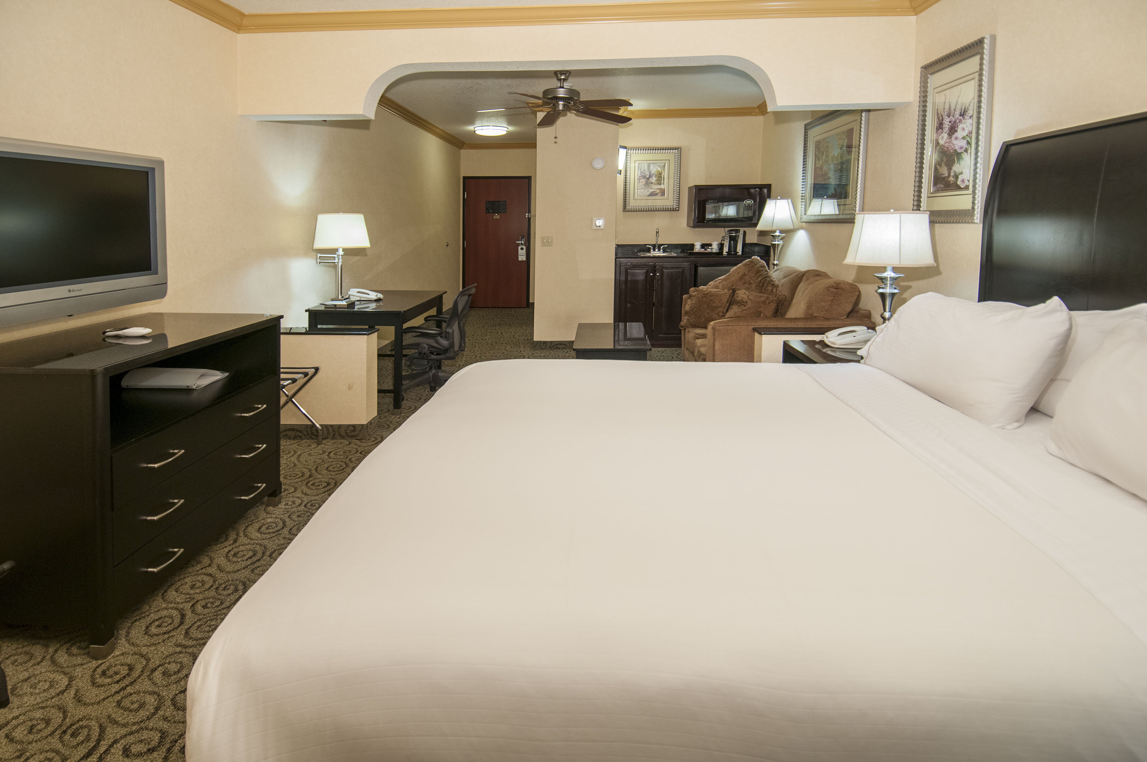 holiday inn express and suites bakersfield central by ihg