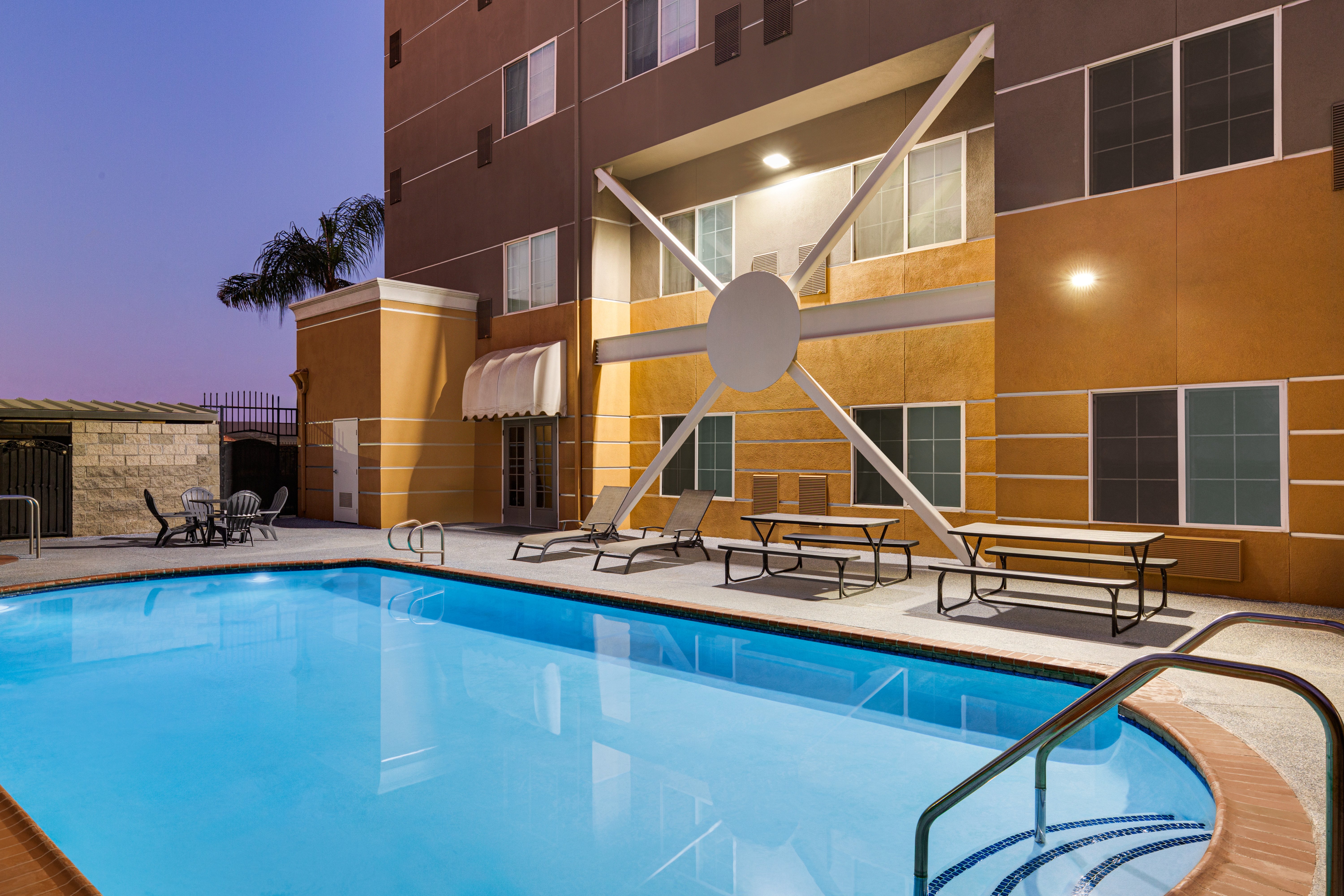 holiday inn express and suites bakersfield central by ihg
