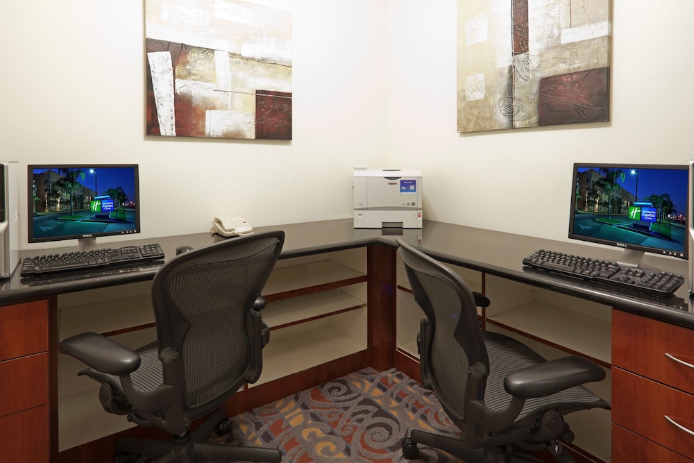holiday inn express and suites bakersfield central by ihg