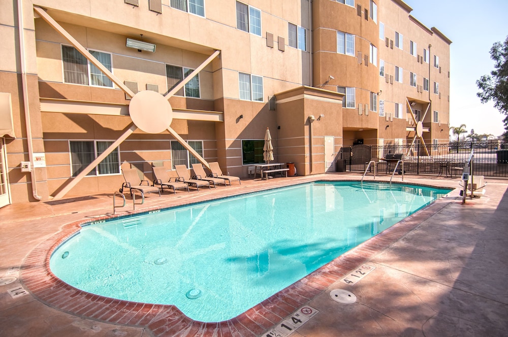 holiday inn express and suites bakersfield central by ihg