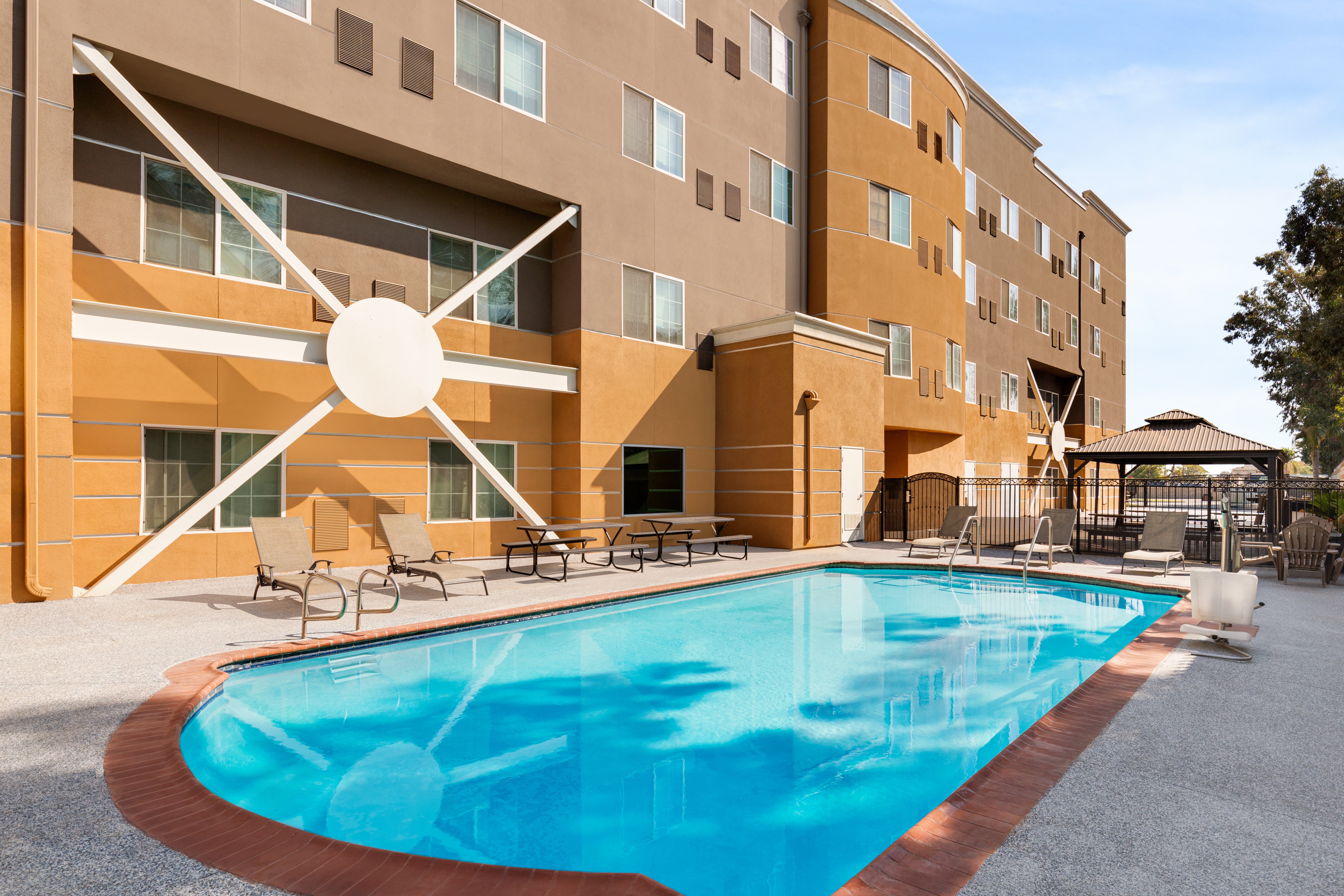holiday inn express and suites bakersfield central by ihg