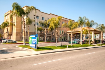 Holiday Inn Express And Suites Bakersfield Central By Ihg,Death Valley>>Bakersfield,3 star