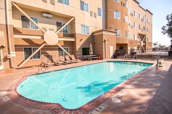 Holiday Inn Express And Suites Bakersfield Central By Ihg,Death Valley>>Bakersfield,3 star
