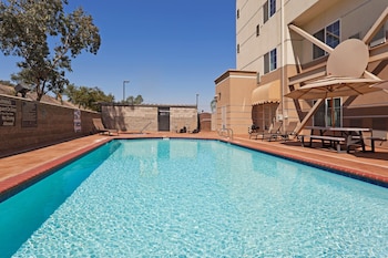 Holiday Inn Express And Suites Bakersfield Central By Ihg,Death Valley>>Bakersfield,3 star