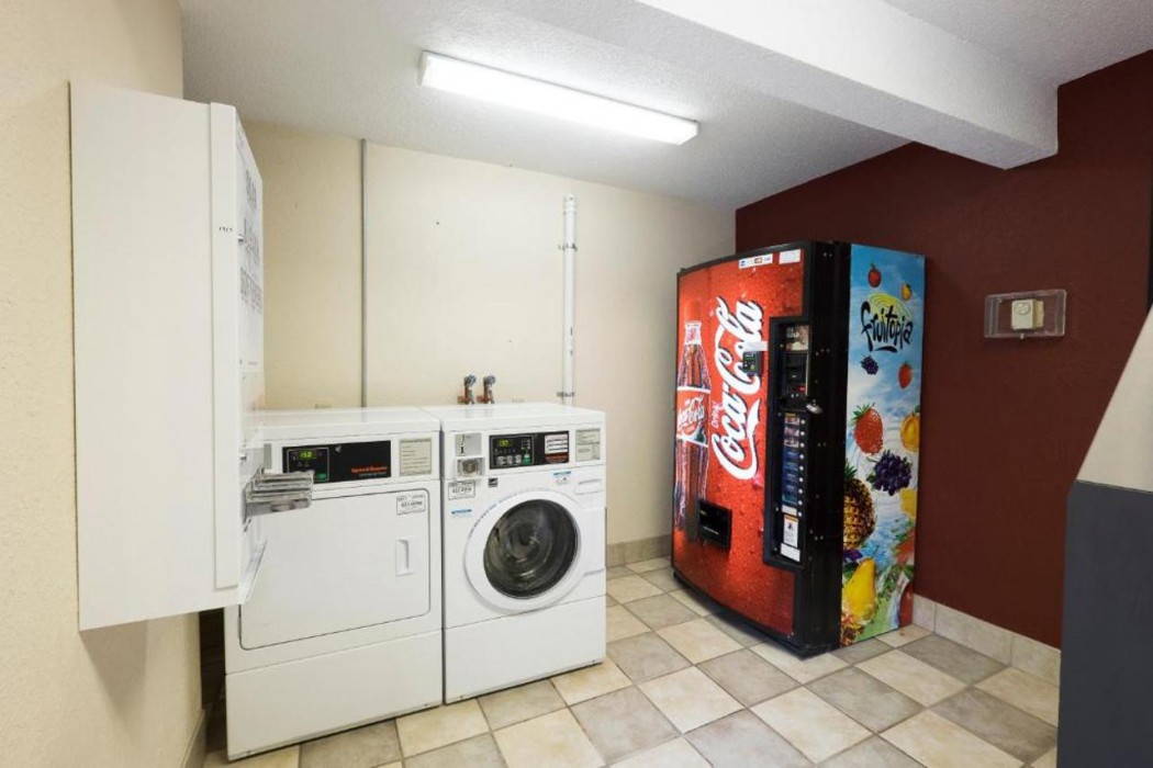 red roof inn plus wilmington newark