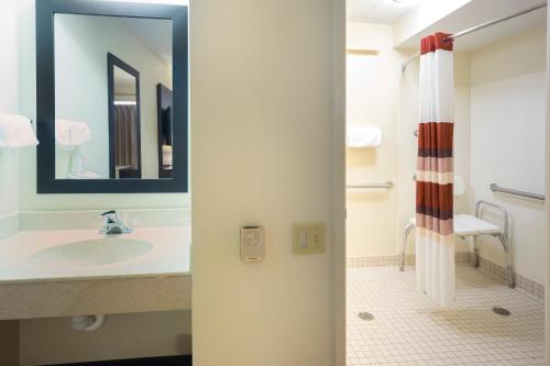red roof inn plus wilmington newark
